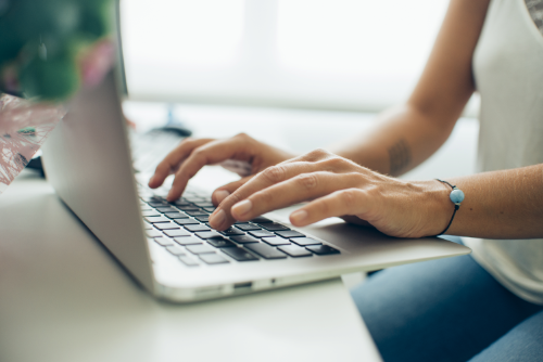 Femme qui écrit un mail